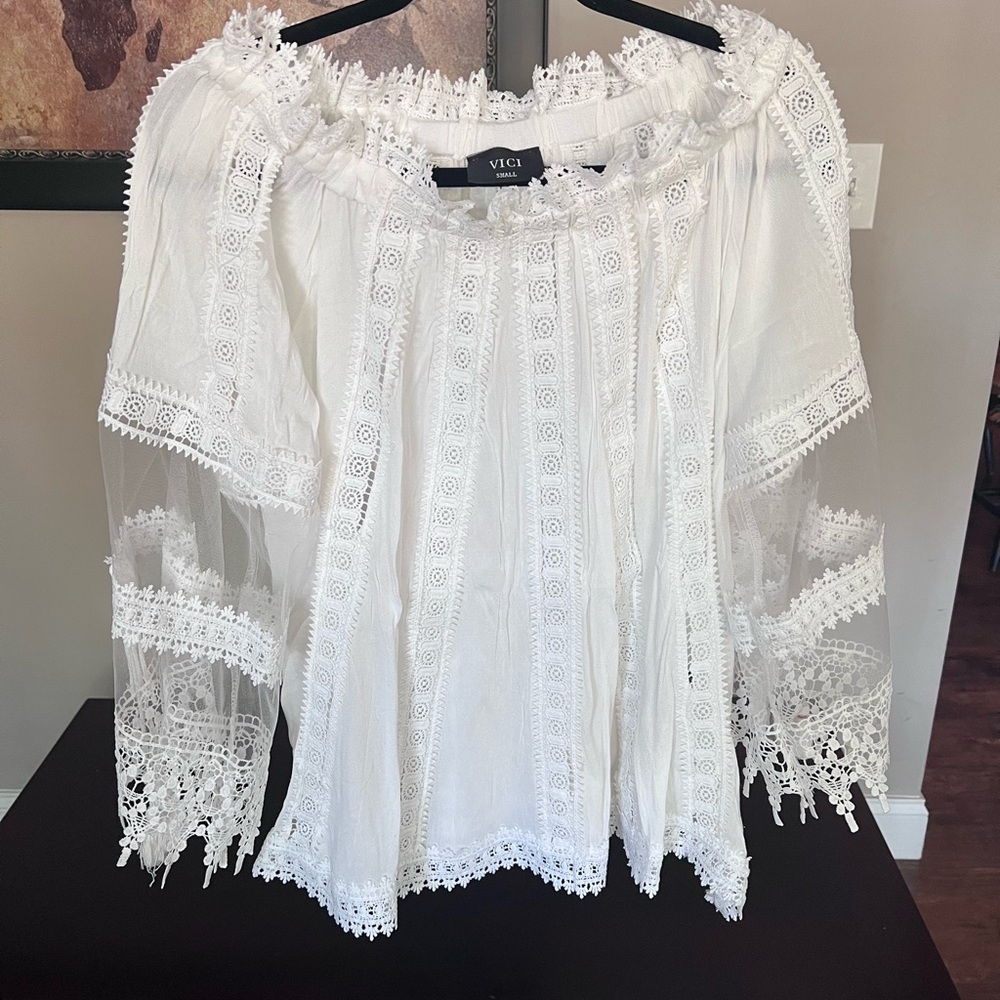 Beautiful bohemian style top by Vici. Size small.